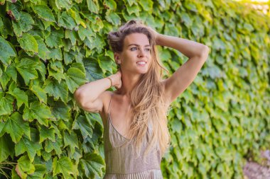 Karadağ 'da yürüyen bir kadın turist. Karadağ 'ın Adriyatik Denizi kıyısındaki güzel yeşil Kraliyet Parkı Milocer' in panoramik yaz manzarası.