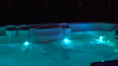 Gece sahnesi. Geceleri çatıda bir jakuzi ve yanında mumlar..