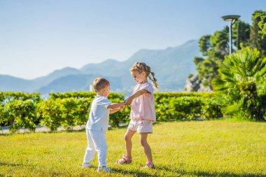 Sarılma ve öpüşme, iki sevimli bebek çocuk küçük çocuklar çocukluk kavramı, sonsuza kadar en iyi arkadaş içinde aşk dostluk portresi.