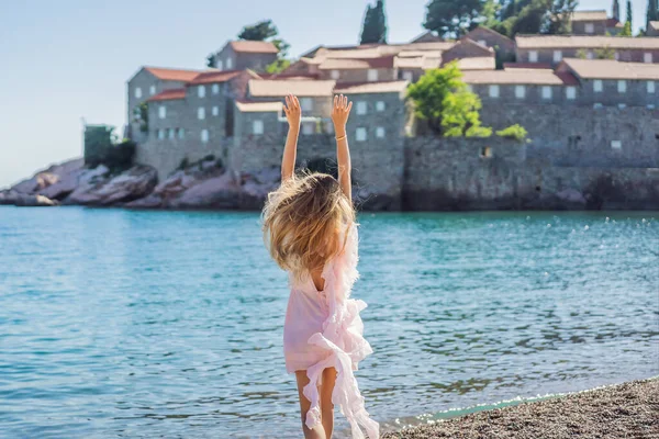 Mulher Turista Fundo Bela Vista Ilha Santo Estêvão Sveti Stefan — Fotografia de Stock