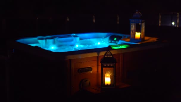 Nachtszene Ein Whirlpool Auf Einem Dach Der Nacht Mit Kerzen — Stockvideo