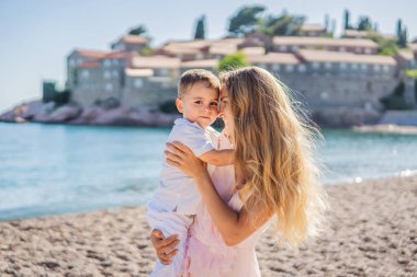 Anne ve oğul turistler güzel manzaralı St. Stephen adası, Budva Riviera, Budva, Karadağ 'da Sveti Stefan. Karadağ 'a Seyahat.