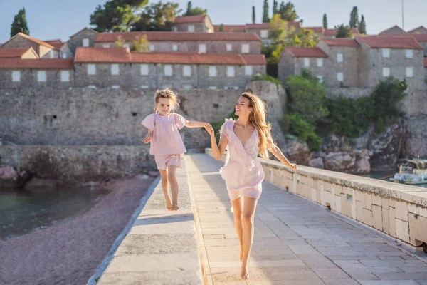 Anne Kız Turistler Güzel Manzaralı Stephen Adası Budva Riviera Budva — Stok fotoğraf