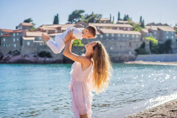 Mãe Filho Turistas Fundo Bela Vista Stephen Ilha Sveti Stefan — Fotografia de Stock