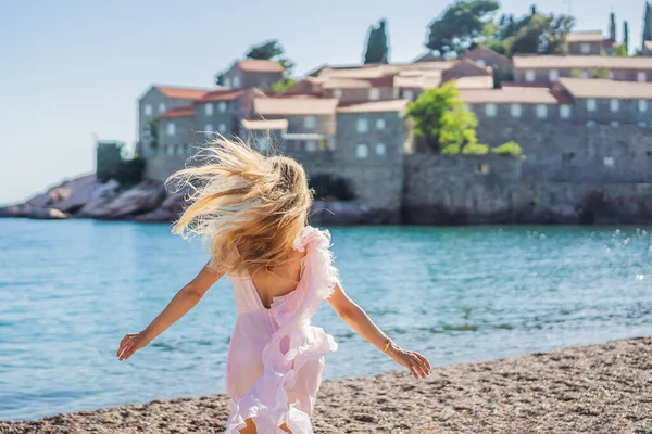 Donna Turista Sullo Sfondo Della Splendida Vista Dell Isola Santo — Foto Stock