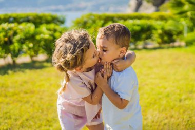 Sarılma ve öpüşme, iki sevimli bebek çocuk küçük çocuklar çocukluk kavramı, sonsuza kadar en iyi arkadaş içinde aşk dostluk portresi.