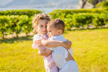 Sarılma ve öpüşme, iki sevimli bebek çocuk küçük çocuklar çocukluk kavramı, sonsuza kadar en iyi arkadaş içinde aşk dostluk portresi.