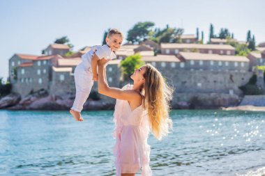 Anne ve oğul turistler güzel manzaralı St. Stephen adası, Budva Riviera, Budva, Karadağ 'da Sveti Stefan. Karadağ 'a Seyahat.