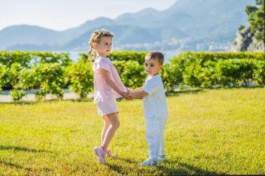 Sarılma ve öpüşme, iki sevimli bebek çocuk küçük çocuklar çocukluk kavramı, sonsuza kadar en iyi arkadaş içinde aşk dostluk portresi.