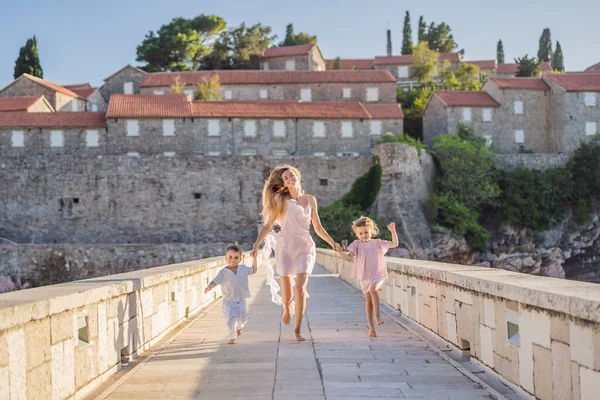 Mãe Duas Crianças Filha Filho Turistas Fundo Bela Vista Stephen — Fotografia de Stock