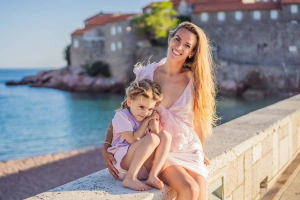 Mother Daughter Tourists Background Beautiful View Stephen Island Sveti Stefan — Stock Photo, Image