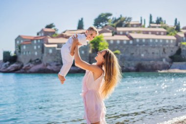 Anne ve oğul turistler güzel manzaralı St. Stephen adası, Budva Riviera, Budva, Karadağ 'da Sveti Stefan. Karadağ 'a Seyahat.