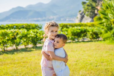 Sarılma ve öpüşme, iki sevimli bebek çocuk küçük çocuklar çocukluk kavramı, sonsuza kadar en iyi arkadaş içinde aşk dostluk portresi.