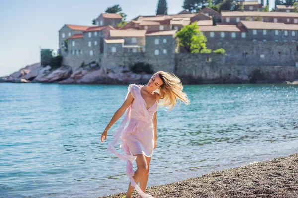 Mulher Turista Fundo Bela Vista Ilha Santo Estêvão Sveti Stefan — Fotografia de Stock