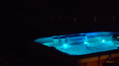 Gece sahnesi. Geceleri çatıda bir jakuzi ve yanında mumlar..