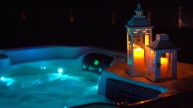 Gece sahnesi. Geceleri çatıda bir jakuzi ve yanında mumlar..