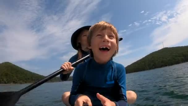 Женщина Мальчик Отлично Проводят Время Ужине Солнечный День Море Озере — стоковое видео