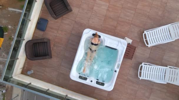 Slowmotion Video Aerial Shot Young Woman Relaxes Hot Tub Rooftop — Stock Video