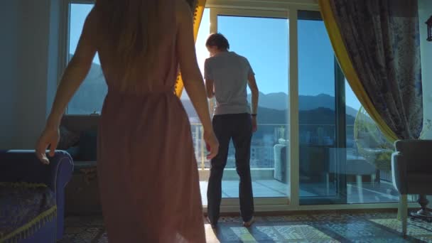 Pareja Romántica Disfrutando Vista Las Montañas Mar Desde Balcón Apartamento — Vídeos de Stock
