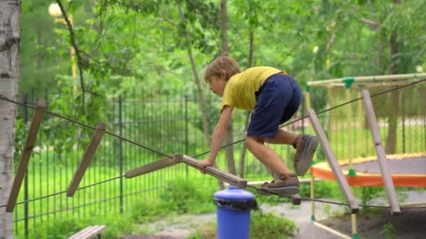 Joyeux Enfant Chemise Jaune Écolier Aime Faire Activité Dans Parc — Video