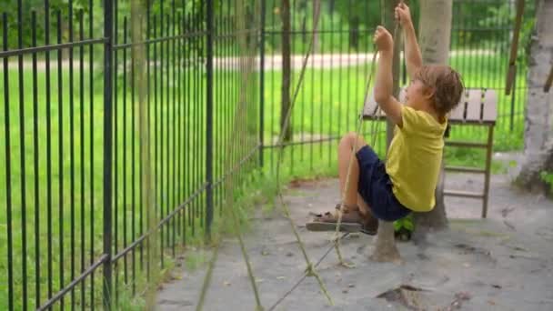 Joyeux Enfant Chemise Jaune Écolier Aime Faire Activité Dans Parc — Video