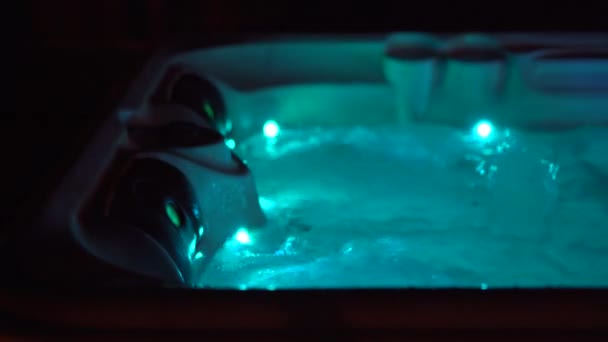 Nachtscène Een Hot Tub Een Dak Nachts Met Kaarsen Zijkant — Stockvideo