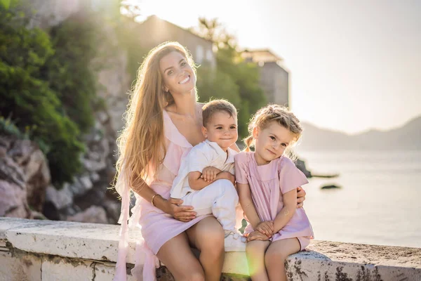 Mother Two Children Daughter Son Tourists Background Beautiful View Stephen — Stock Photo, Image