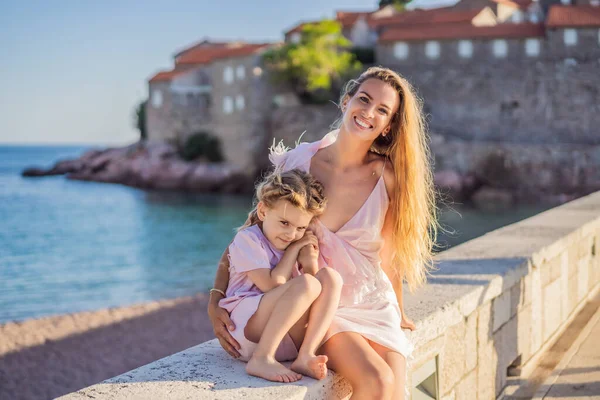 Mother Daughter Tourists Background Beautiful View Stephen Island Sveti Stefan — Stock Photo, Image