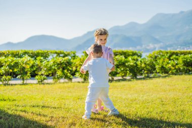 Sarılma ve öpüşme, iki sevimli bebek çocuk küçük çocuklar çocukluk kavramı, sonsuza kadar en iyi arkadaş içinde aşk dostluk portresi.