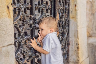 Sevimli beyaz çocuk, parmakları dudaklarında sessiz olmak istiyor. sessizlik ve gizli konsept.