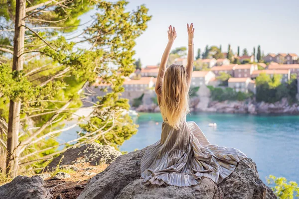 Karadağ 'ın Budva Riviera kentindeki St. Stephen adasının güzel manzaralı kadın turist Sveti Stefan. Karadağ 'a Seyahat.
