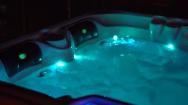 Gece sahnesi. Geceleri çatıda bir jakuzi ve yanında mumlar..