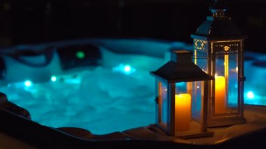 Gece sahnesi. Geceleri çatıda bir jakuzi ve yanında mumlar..