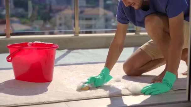 Giovane Uomo Sta Lavando Tappeto Balcone Usando Schiuma — Video Stock