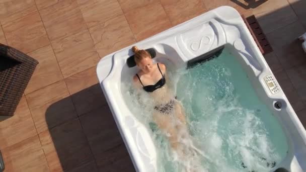 Zeitlupenvideo Luftaufnahme Einer Jungen Frau Entspannt Whirlpool Auf Einem Dach — Stockvideo