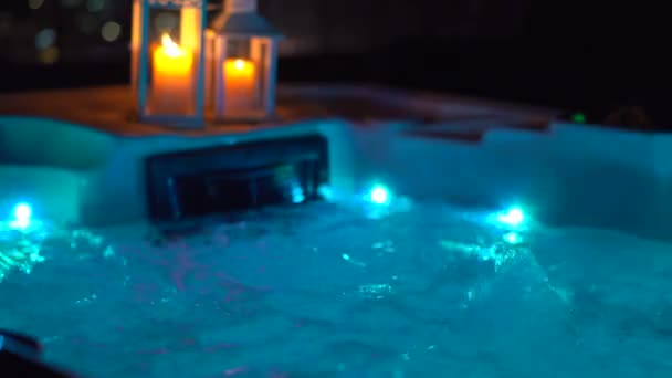 Nachtscène Een Hot Tub Een Dak Nachts Met Kaarsen Zijkant — Stockvideo