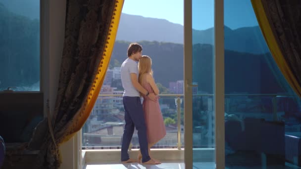 Coppia Romantica Che Gode Vista Sulle Montagne Sul Mare Balcone — Video Stock