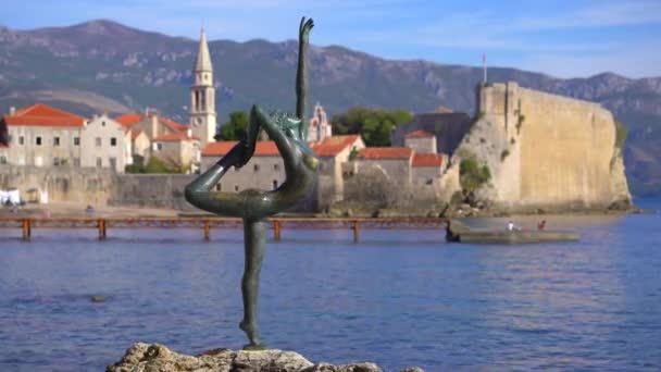 Budva Černá Hora 2021 Ruční Záběr Sochy Baletky Starého Města — Stock video