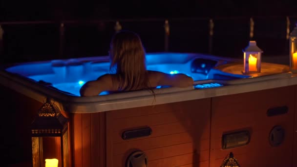 Nachtszene Eine Junge Frau Entspannt Whirlpool Auf Dem Dach Sie — Stockvideo