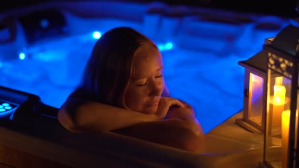 Nocna Scena Młoda Kobieta Relaksuje Się Jacuzzi Dachu Patrzy Świece — Wideo stockowe