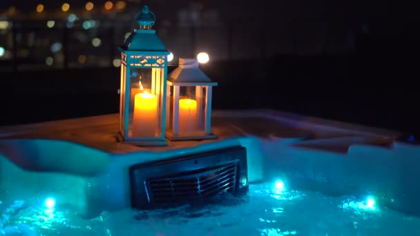 Nachtscène Een Hot Tub Een Dak Nachts Met Kaarsen Zijkant — Stockvideo