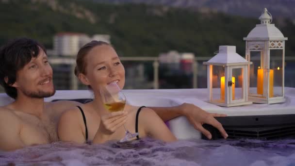 Hombre Una Mujer Jóvenes Relajan Bañera Hidromasaje Una Azotea Con — Vídeos de Stock