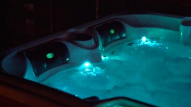 Gece sahnesi. Geceleri çatıda bir jakuzi ve yanında mumlar..