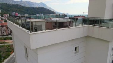 Yavaş çekim videosu. Genç bir kadının havadan çekilmiş fotoğrafı çatıdaki jakuzide dinleniyor..