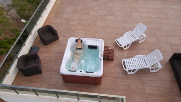Slowmotion Video Aerial Shot Young Woman Relaxes Hot Tub Rooftop — Stock Video