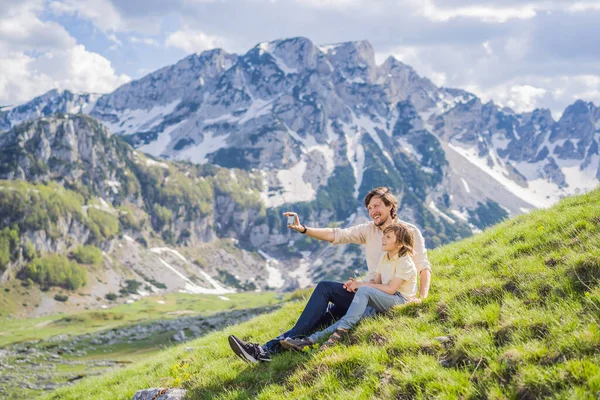 Family Tourists Dad Son Mountain Lake Landscape Durmitor Mountain Montenegro — Stok fotoğraf