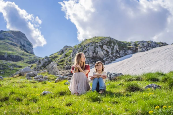 Family Tourists Mom Son Mountain Lake Landscape Durmitor Mountain Montenegro —  Fotos de Stock