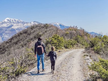 Ailenin Karadağ 'da aktif tatil ve yürüyüş yaptığı panorama manzarası.