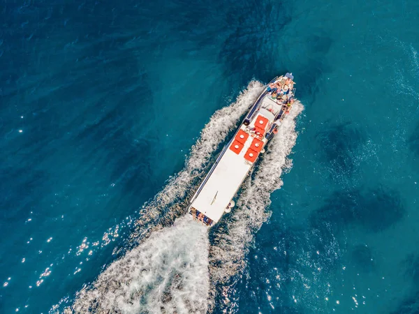 Ferry Boat Tourists Move Floats Turquoise Water Drone View — Stock Fotó