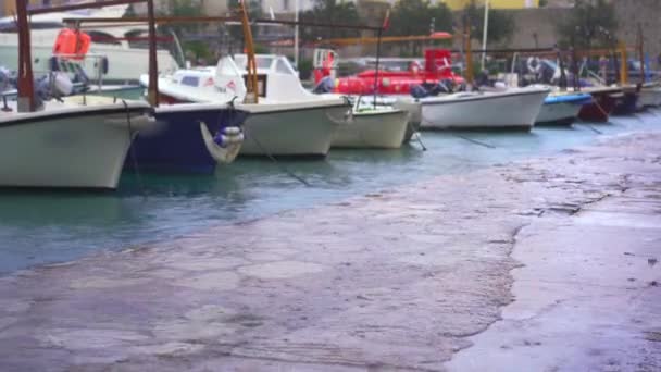 Small Boats Harbor Town Rainy Weather Water Goes Reaches Walkway — Vídeo de Stock